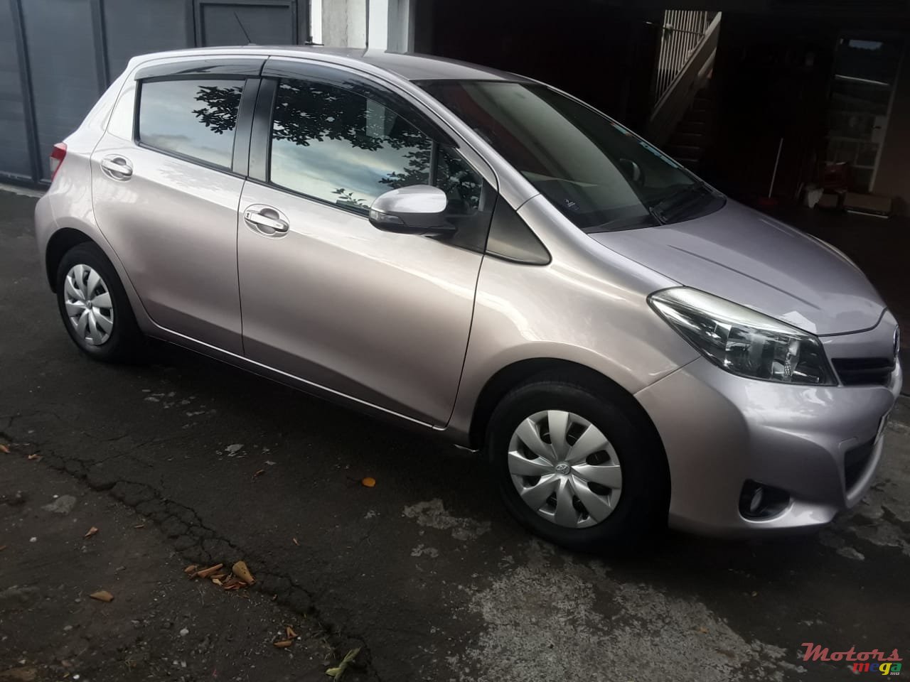 2011' Toyota Vitz photo #5