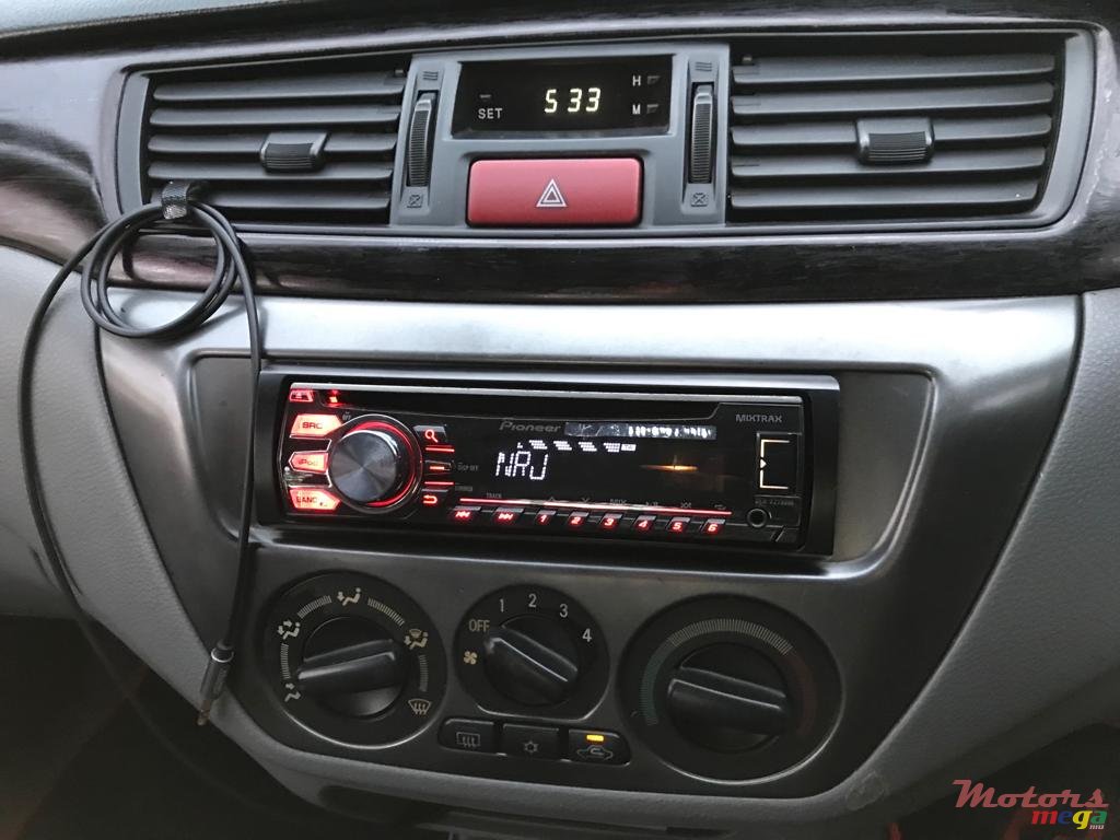 2004' Mitsubishi Lancer photo #2