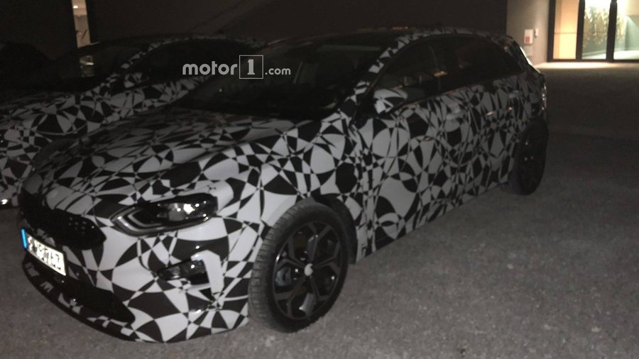 New Kia cee'd Spied At Hotel