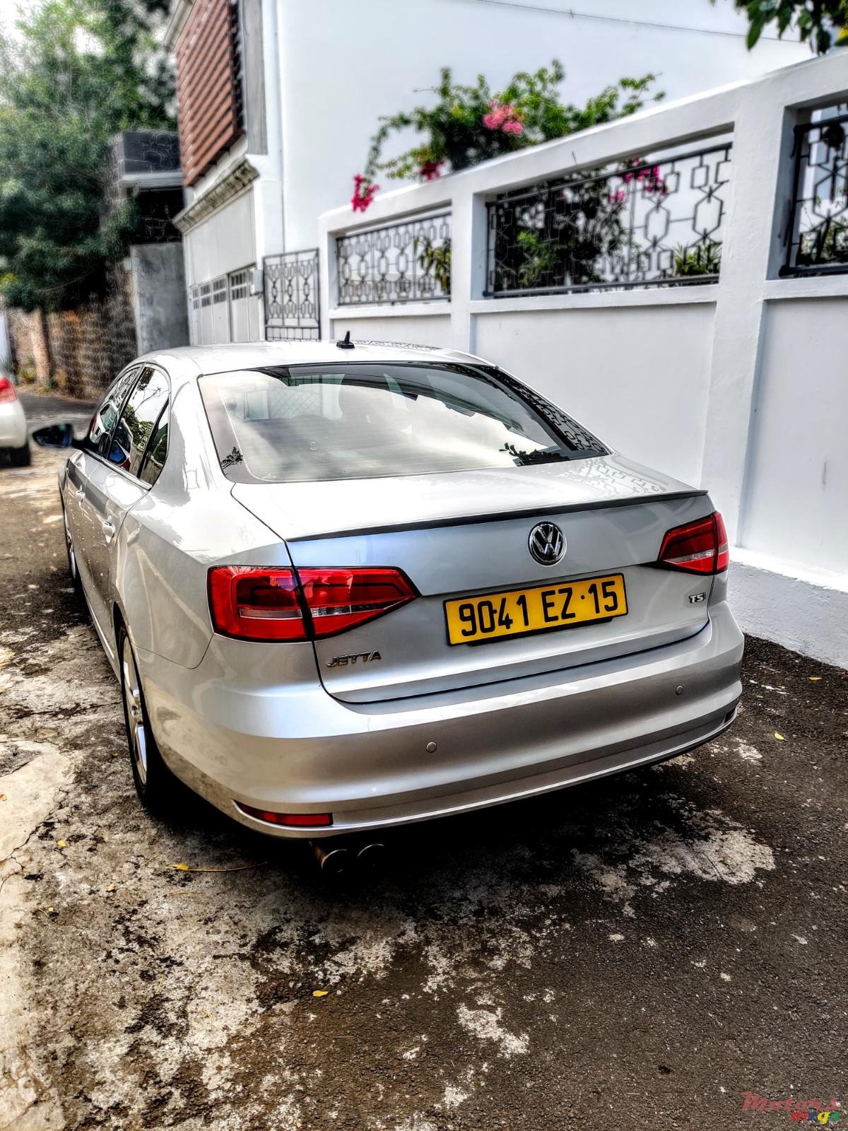 2015' Volkswagen Jetta TSI R-Line photo #2