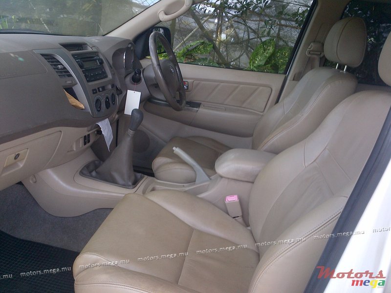 2007' Toyota Fortuner photo #2