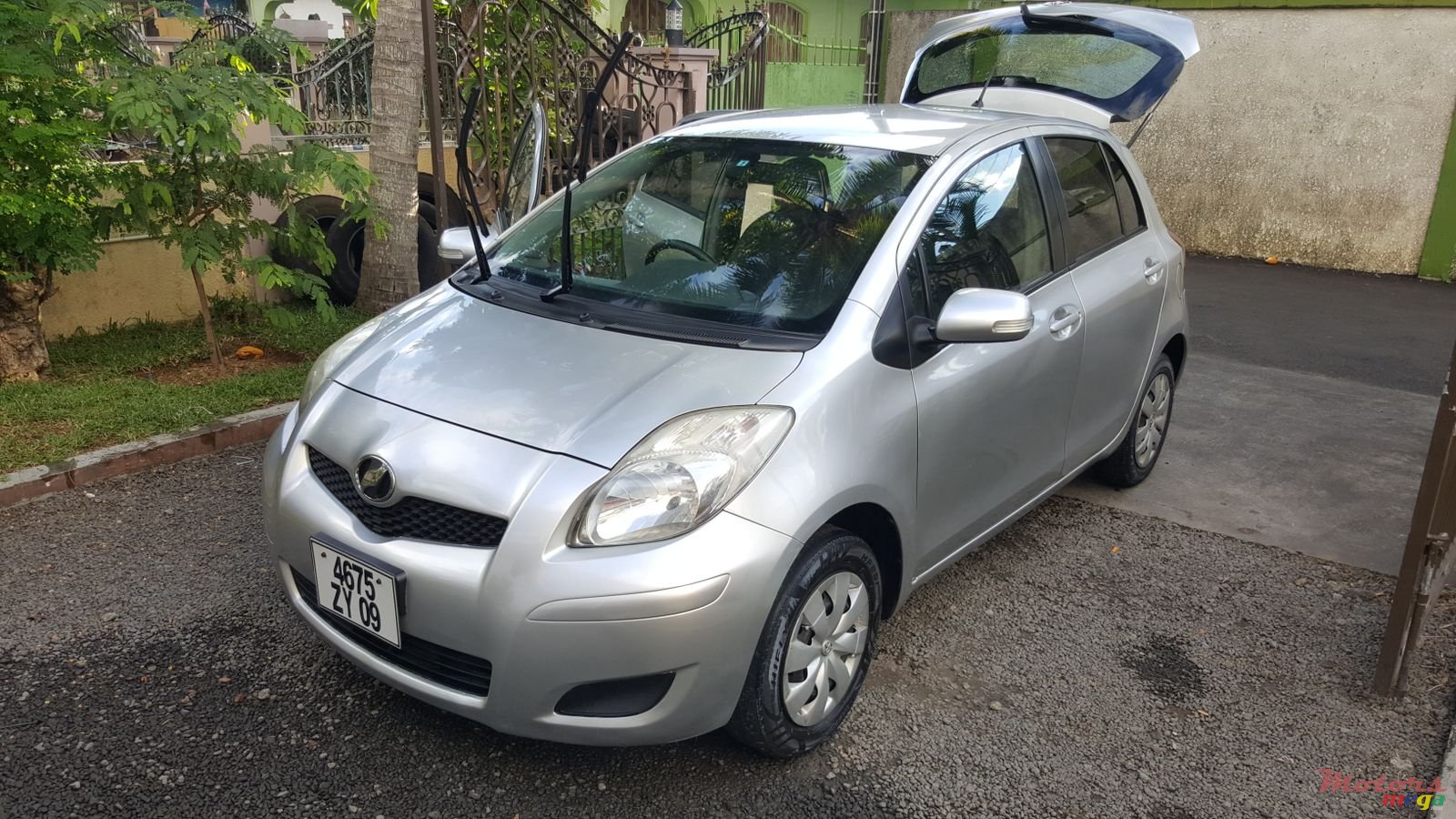 2009' Toyota Vitz photo #2