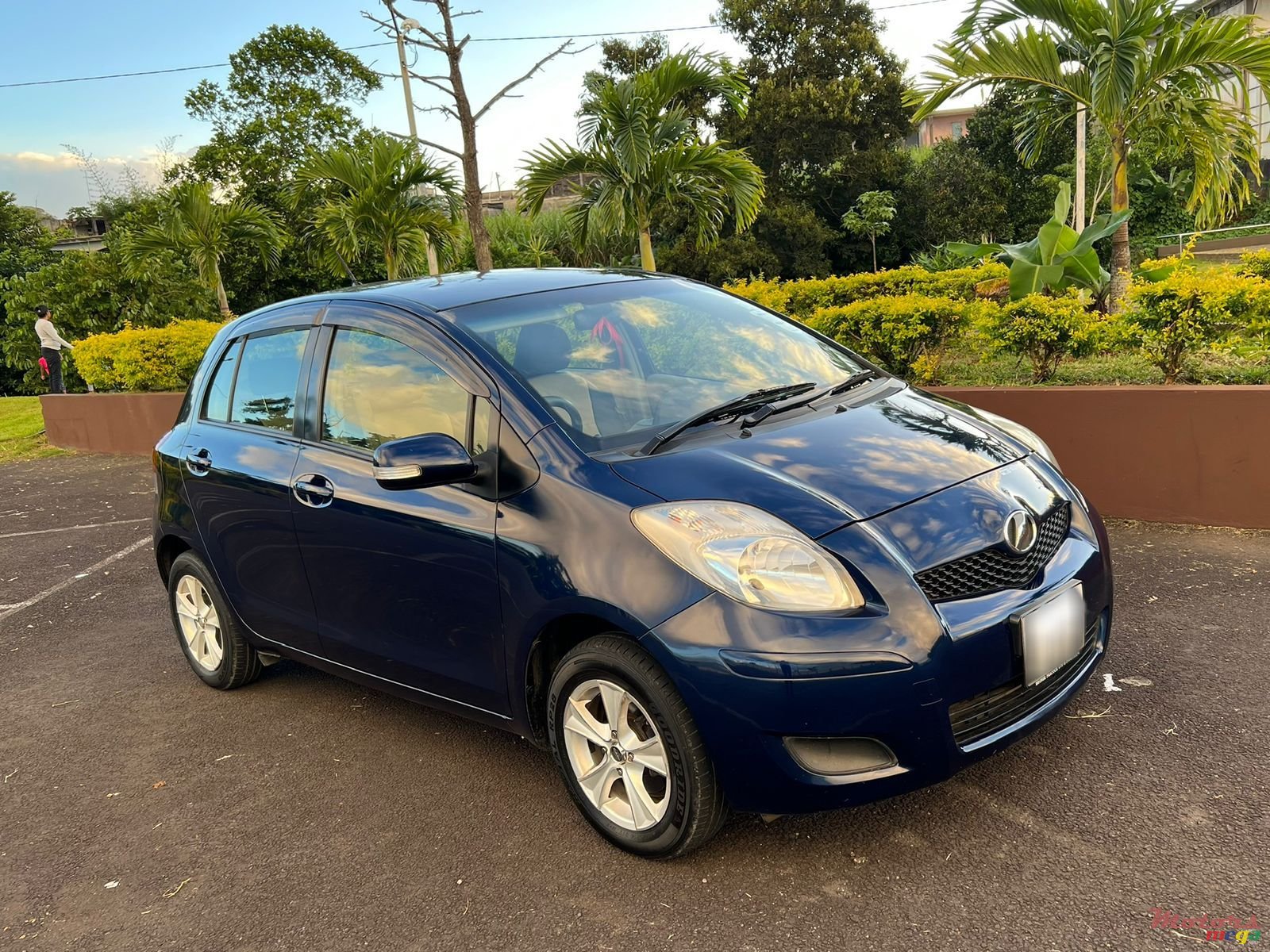 2009' Toyota Vitz photo #3