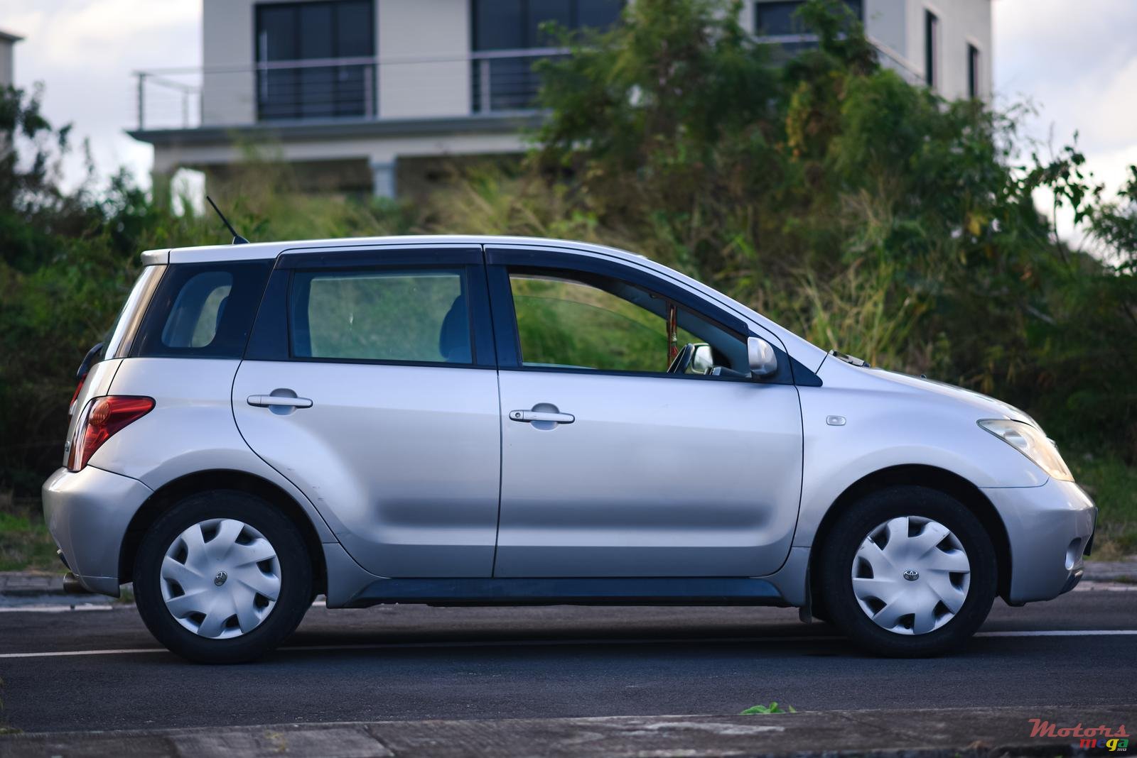 2004' Toyota Ist photo #3