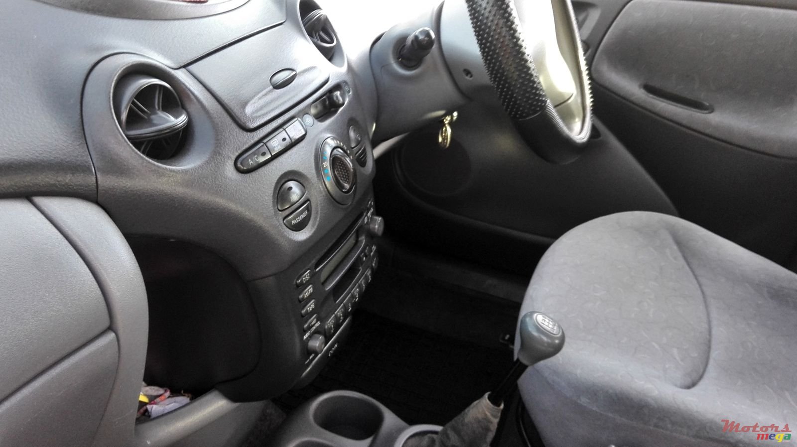 2000' Toyota Vitz photo #4