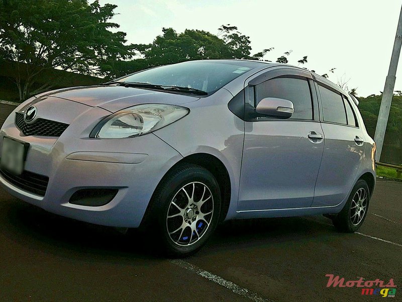 2008' Toyota Vitz photo #3