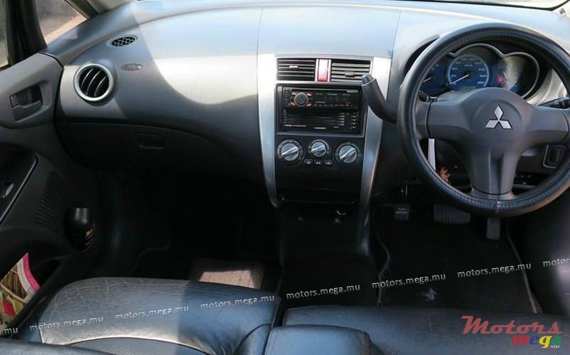 2004' Mitsubishi Colt photo #3