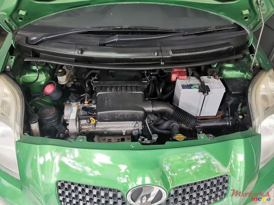 2005' Toyota Vitz photo #7