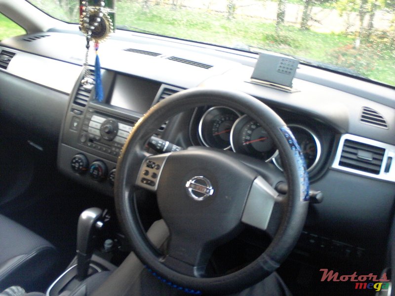 2005' Nissan Tiida hatchback photo #2