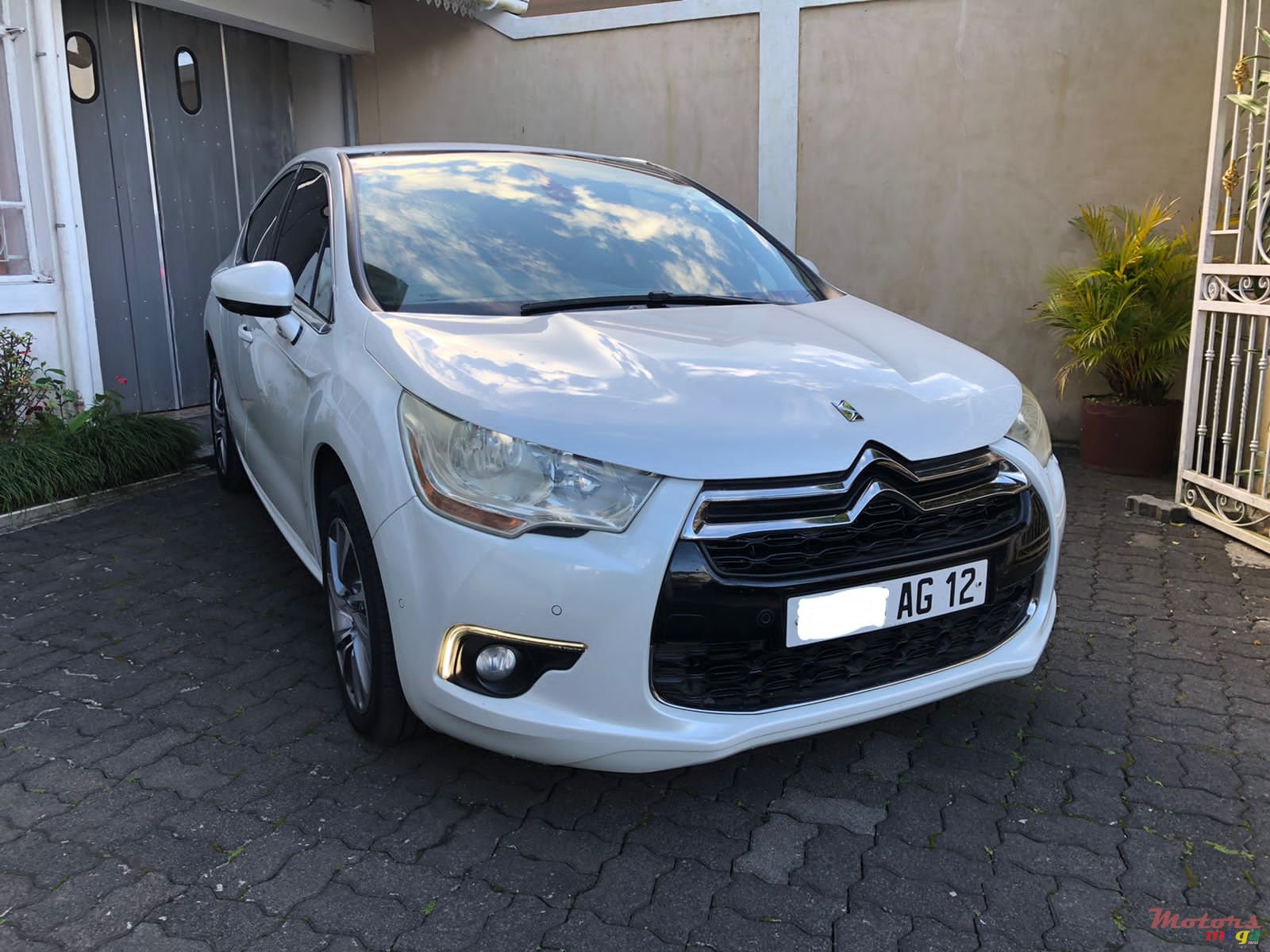 2012' Citroen DS4 photo #1