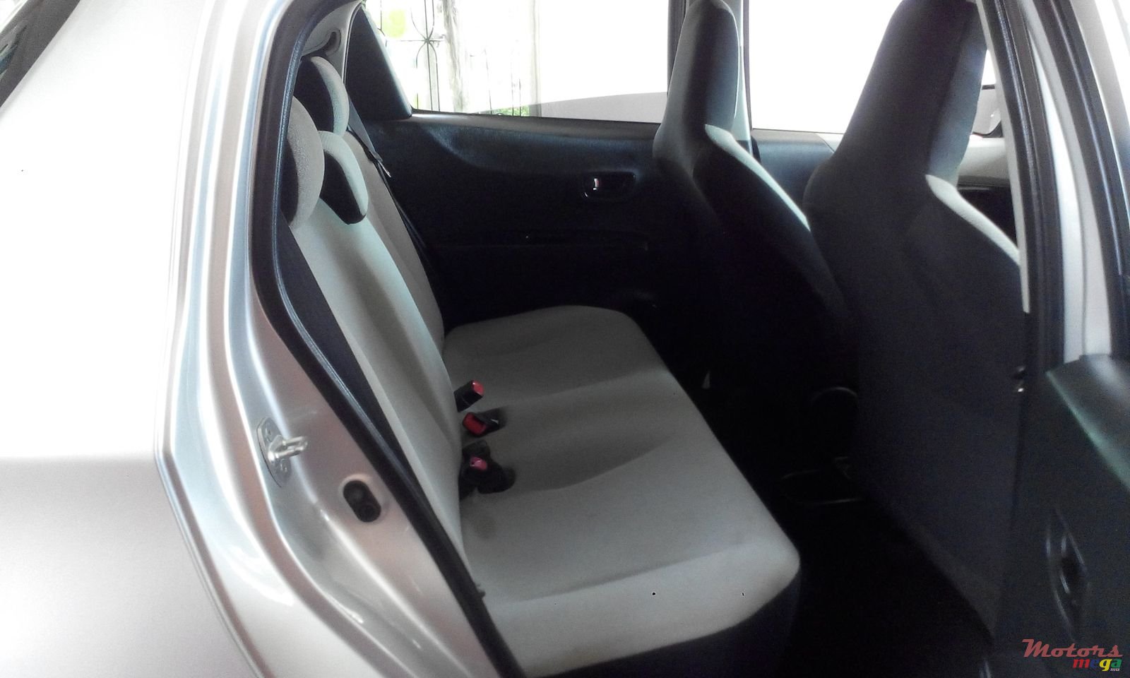 2014' Toyota Vitz photo #2