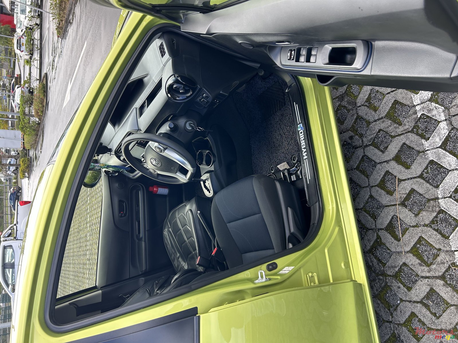 2016' Toyota Aqua photo #2