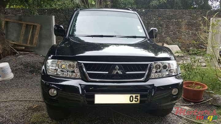 2005' Mitsubishi Pajero photo #1