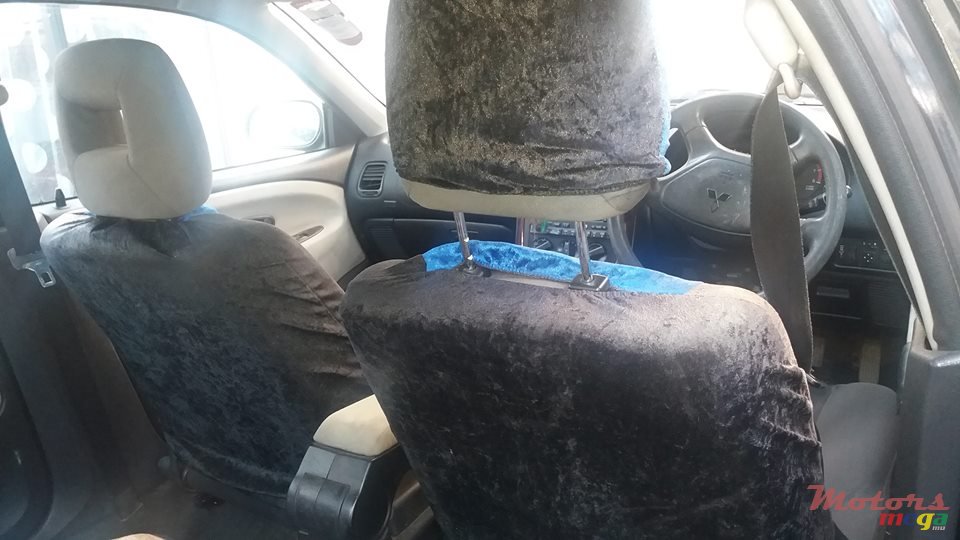 2002' Mitsubishi Carisma photo #3