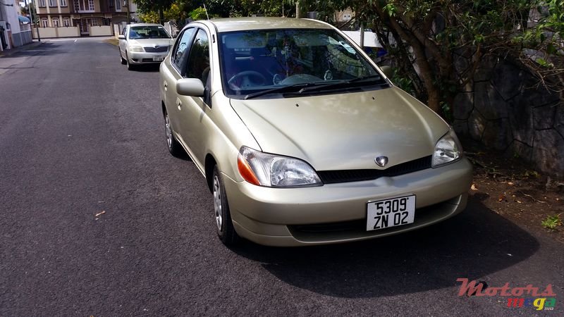 2002' Toyota Platz photo #2