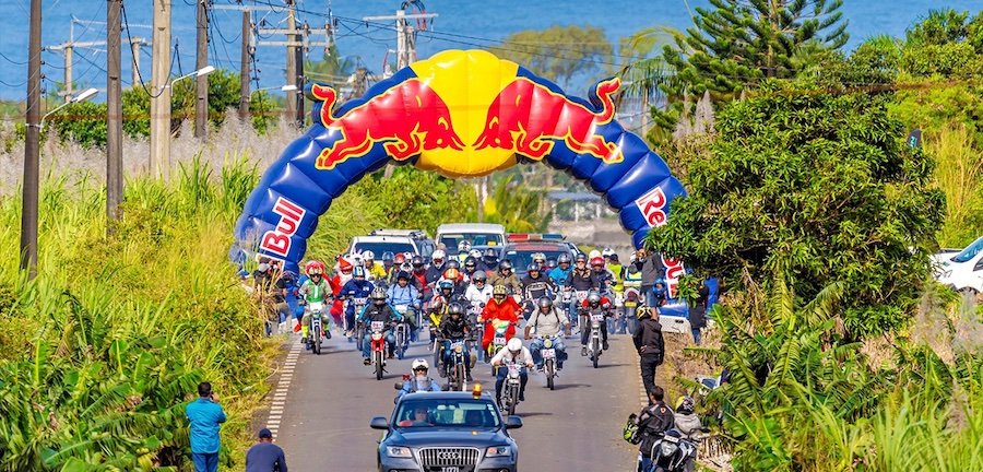 Red Bull PataPata : Une quarantaine de mobylettes et de pilotes déguisés ont passé le challenge de Bassin Blanc