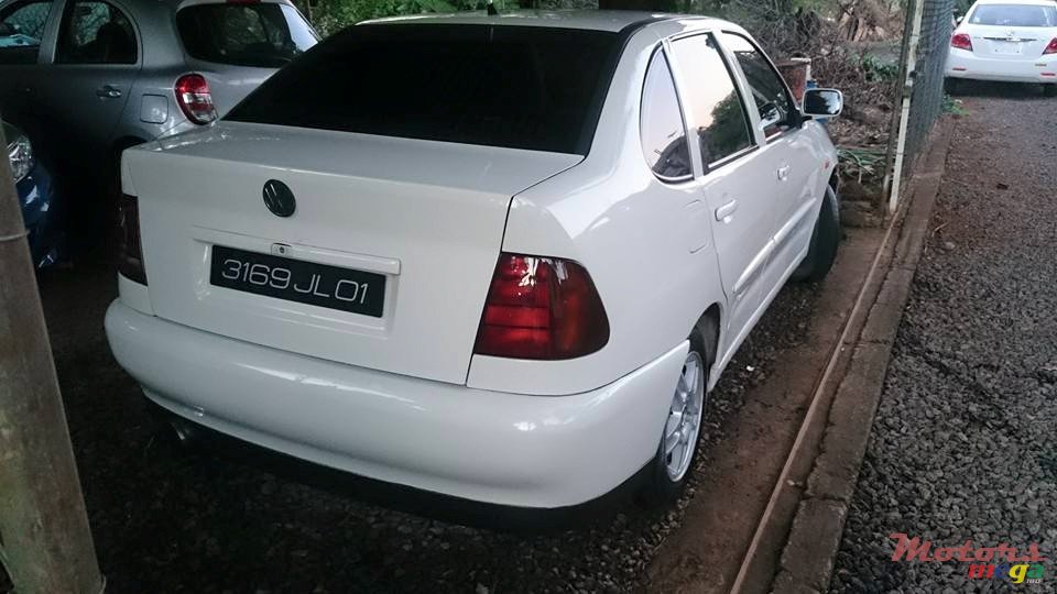 2001' Volkswagen Polo photo #3