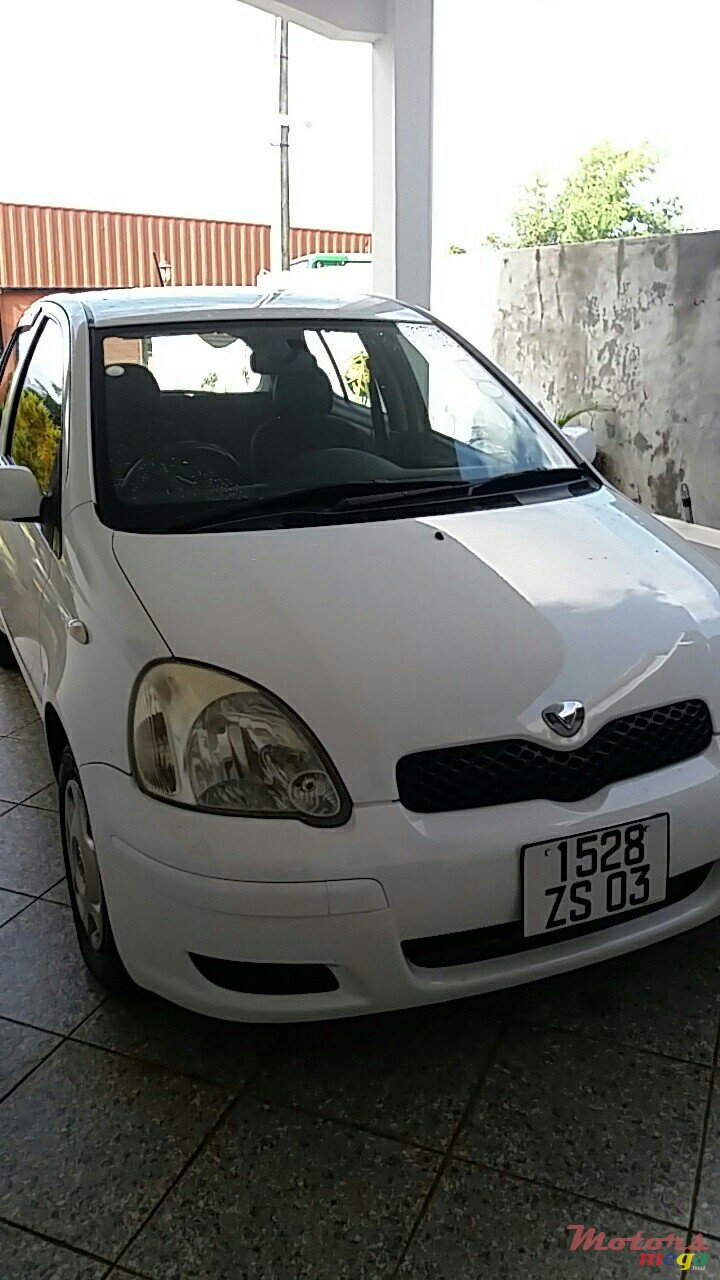 2003' Toyota Vitz photo #2