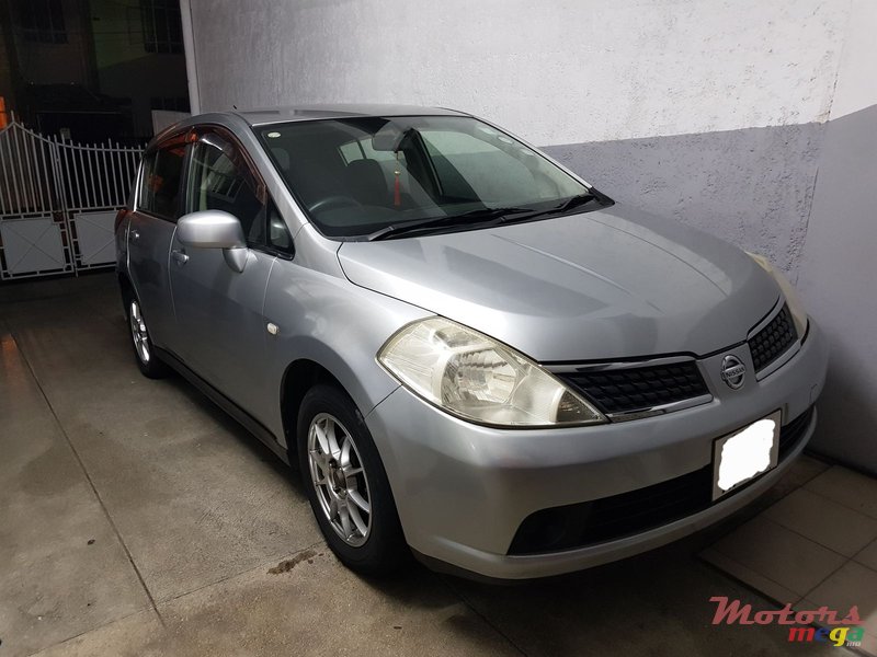 2007' Nissan Tiida Hatchback photo #2