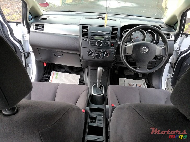 2008' Nissan Tiida Latio Auto Sedan version photo #3