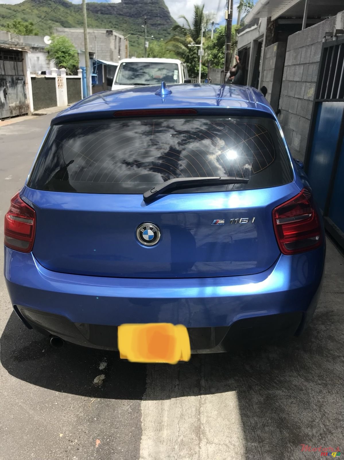 2012' BMW 1 Series 5 Door photo #2