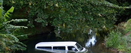 Ce van a fini sa course dans une rivière à Constance, Flacq, ce lundi 23 mai.