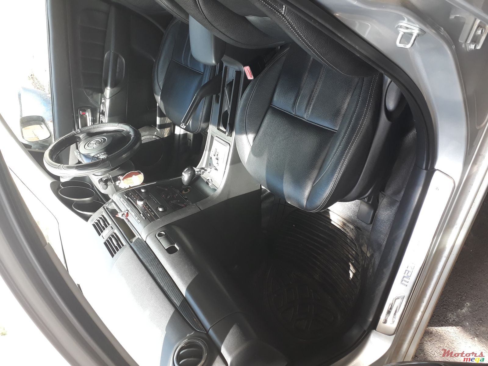 2004' Mazda 3 AXELA photo #4