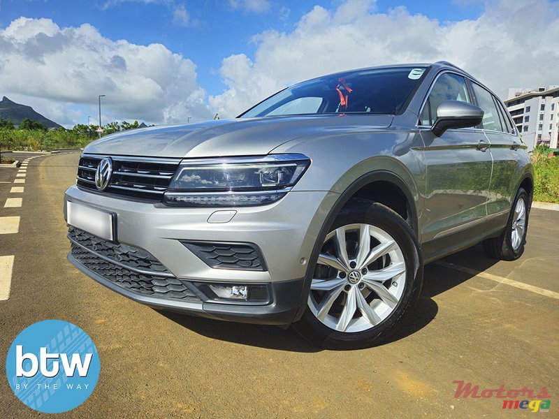 2019' Volkswagen Tiguan Highline photo #2