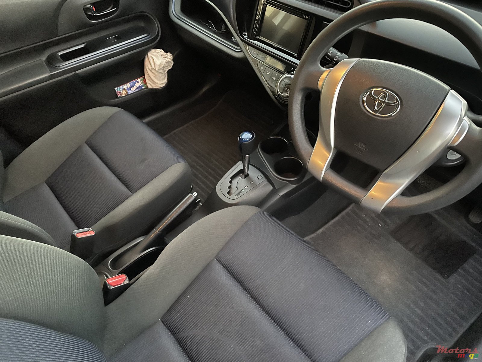 2015' Toyota Aqua photo #2