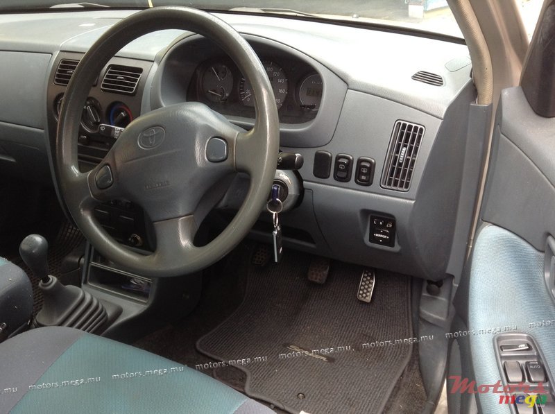 2003' Toyota Duet photo #4