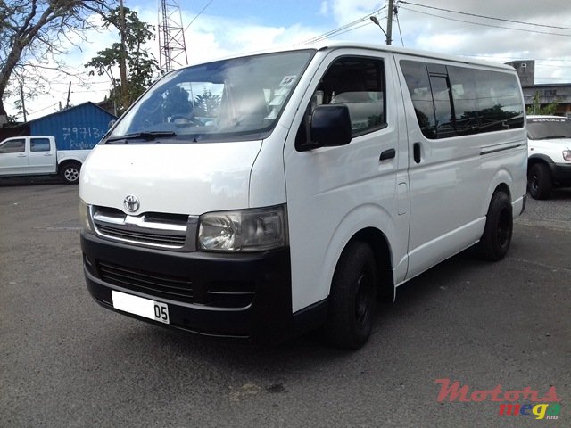 2005' Toyota HiAce photo #2