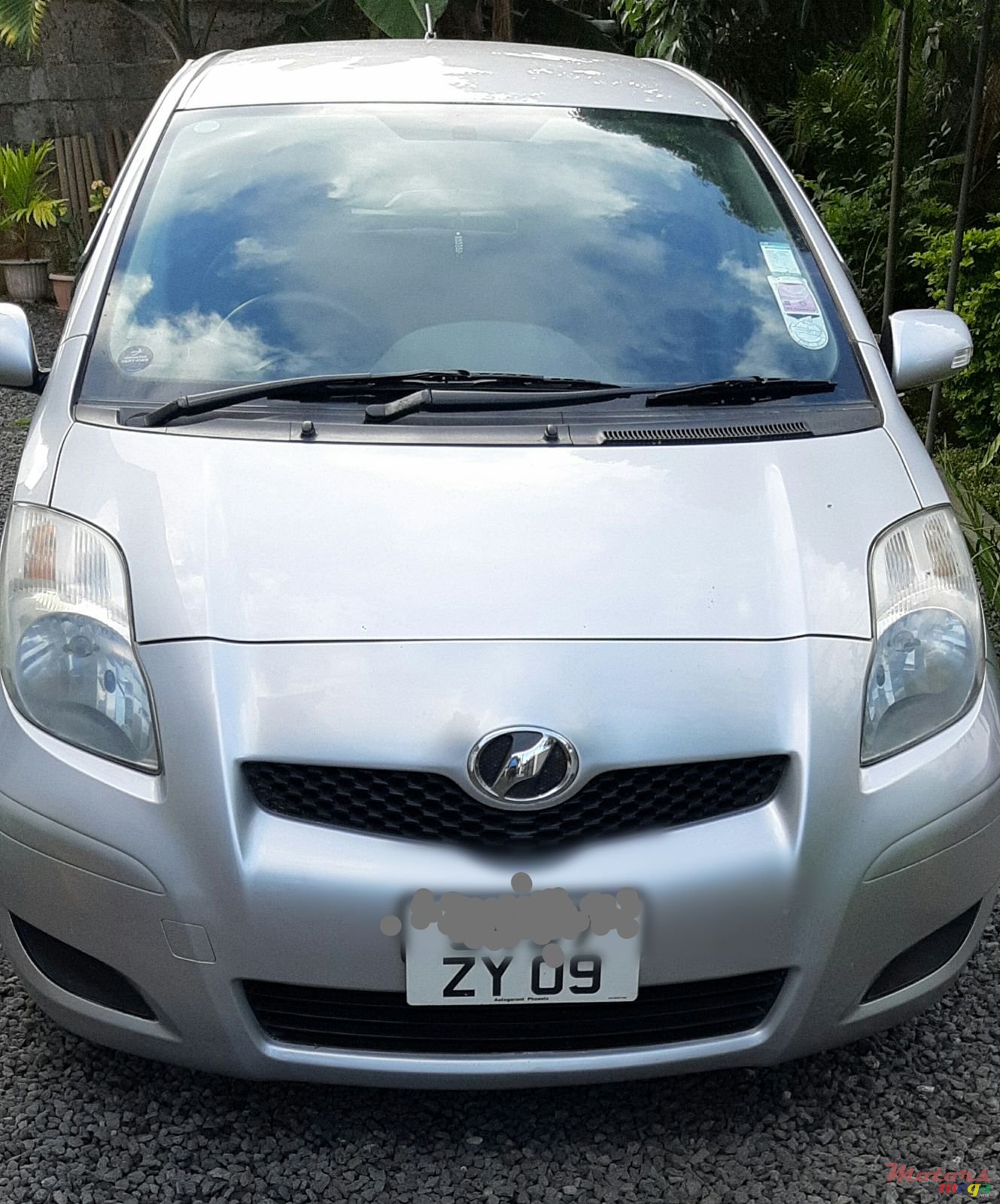 2009' Toyota Vitz .yes photo #1