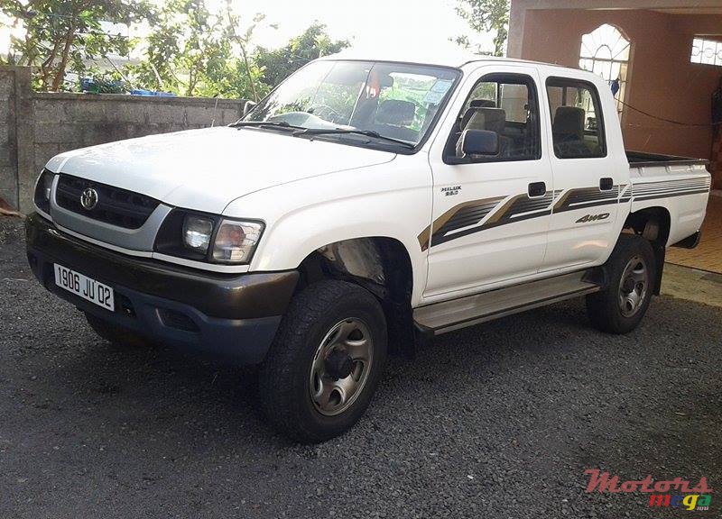 2002' Toyota Hilux photo #1