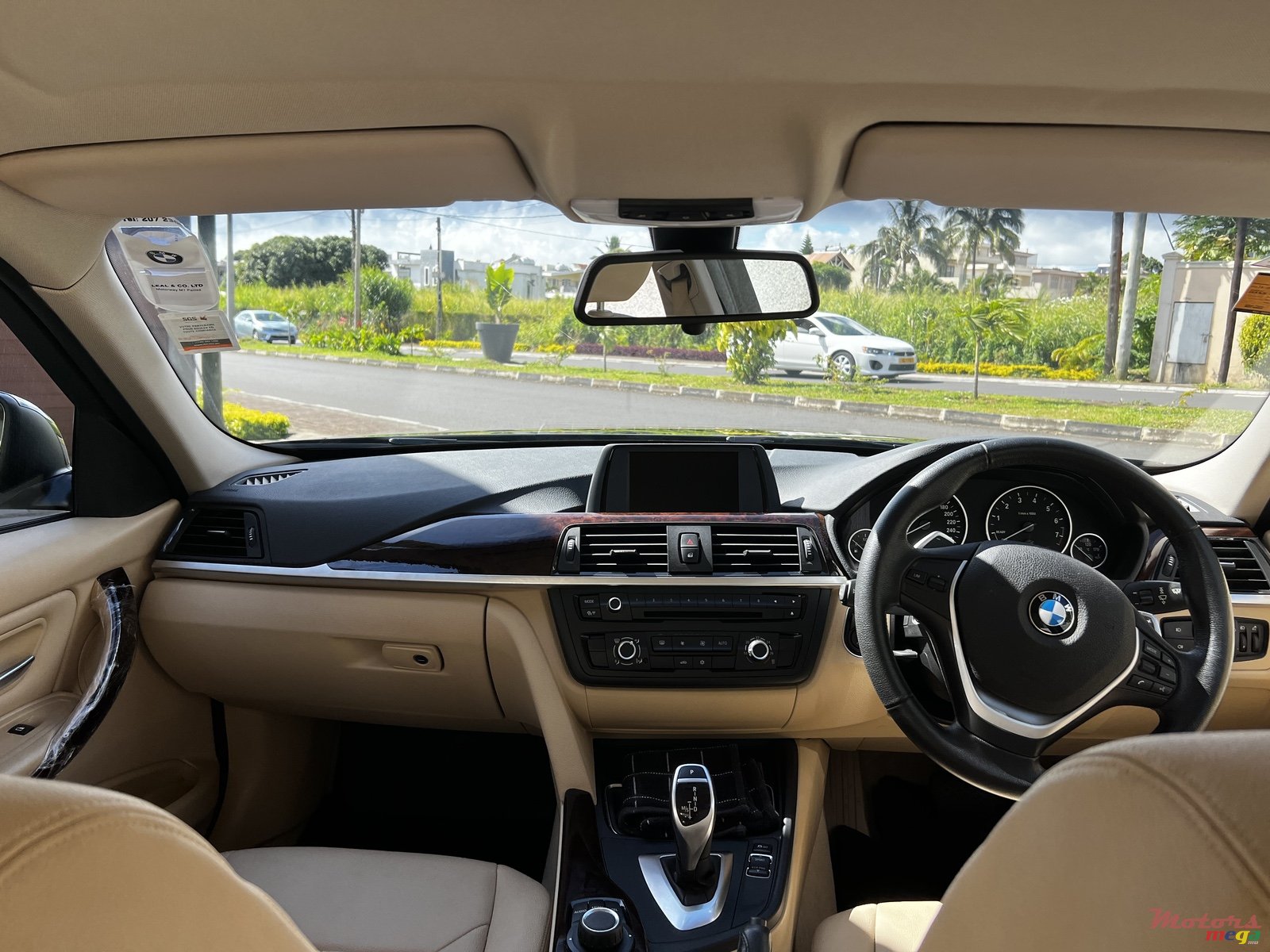 2012' BMW 3 Series Sedan 328 i photo #2