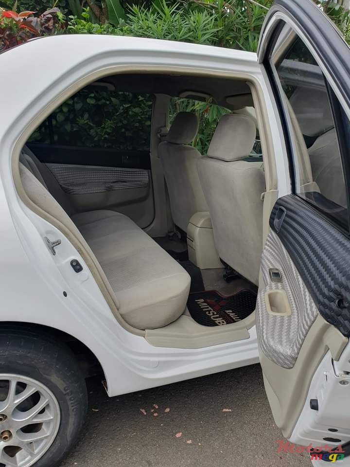 2004' Mitsubishi Lancer Glx photo #2