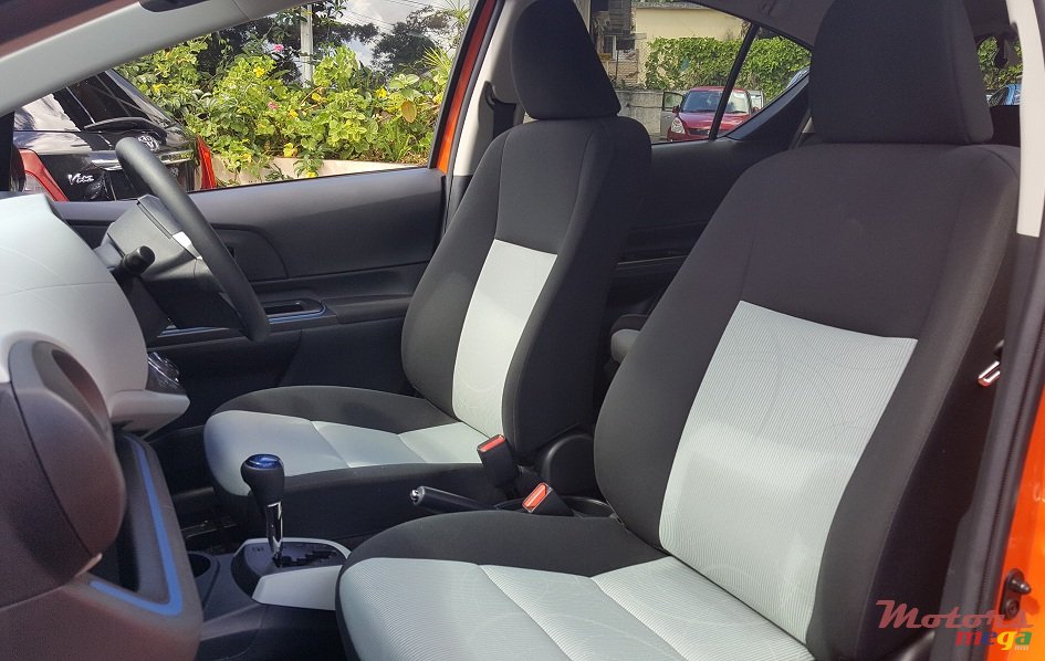 2014' Toyota Prius c photo #3