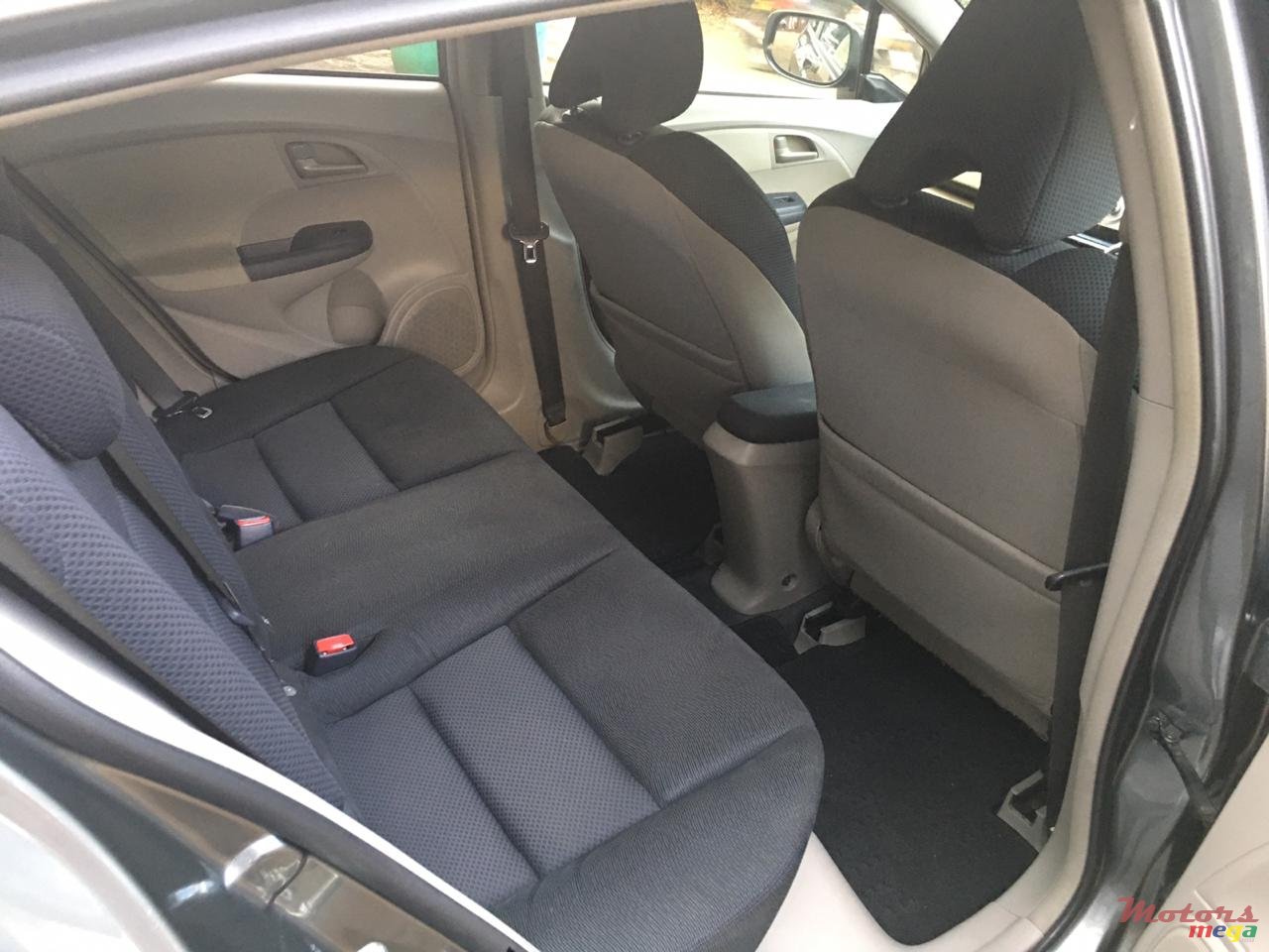 2010' Honda Insight Hybrid photo #3