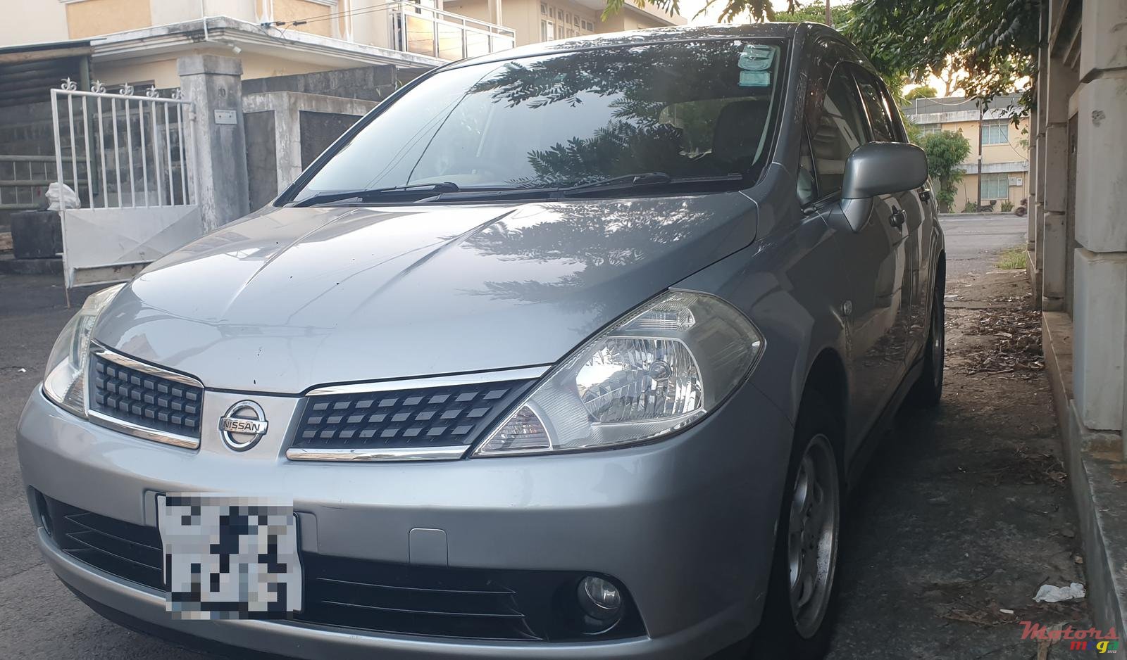 2006' Nissan Tiida Hatchback photo #2