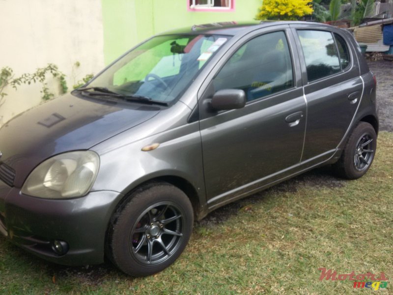 2001' Toyota Vitz photo #2