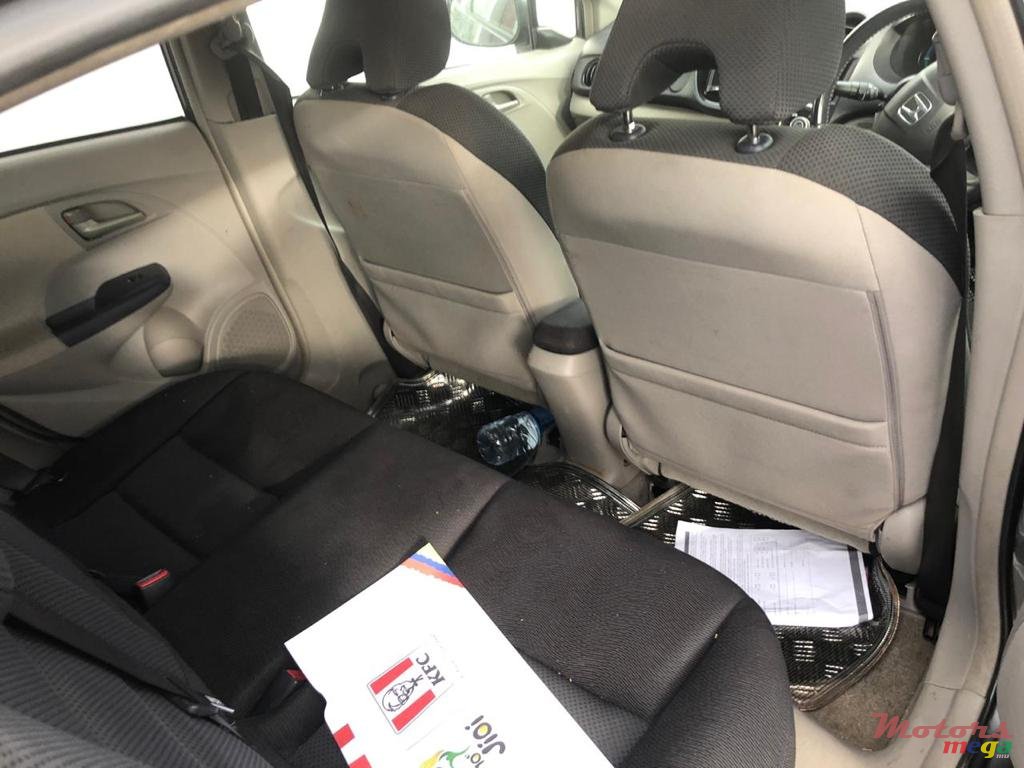 2010' Honda Insight photo #5