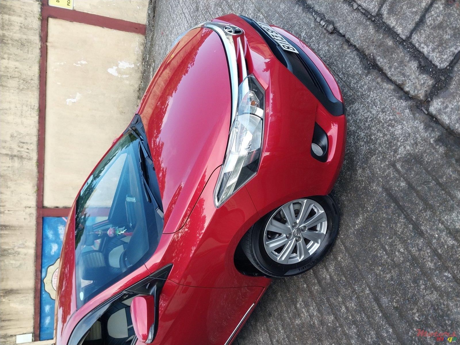 2017' Toyota Yaris photo #4