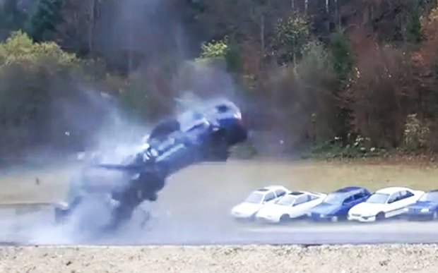 Watch this 200 km/h Car Crash Simulation