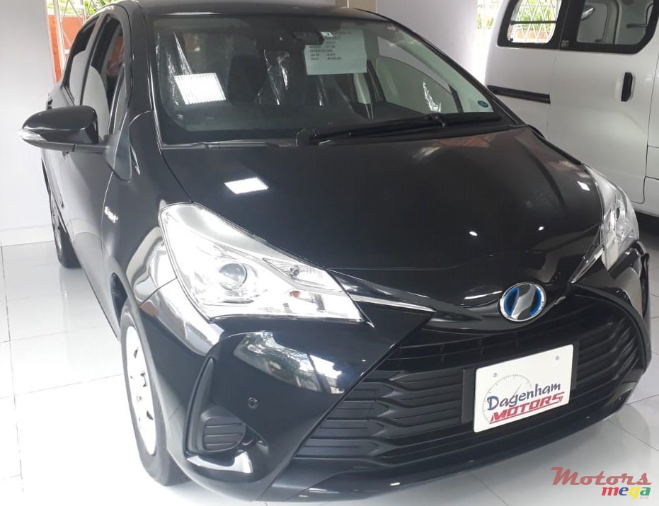 2017' Toyota Vitz photo #1