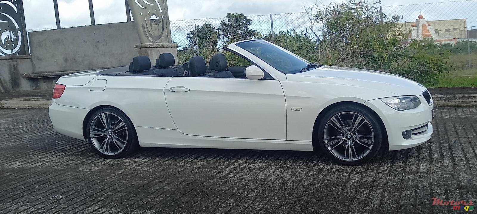 2011' BMW 3 Series Convertible E93 photo #3