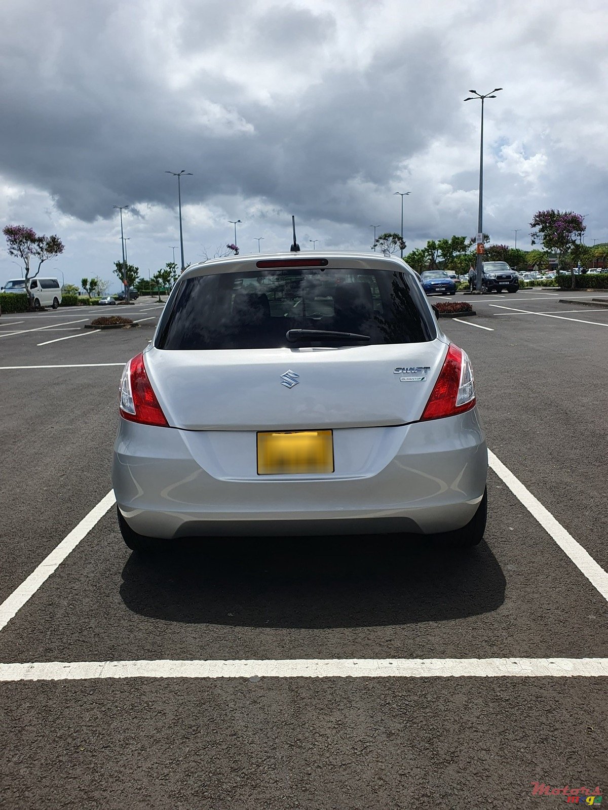 2013' Suzuki Swift ZC72S photo #3