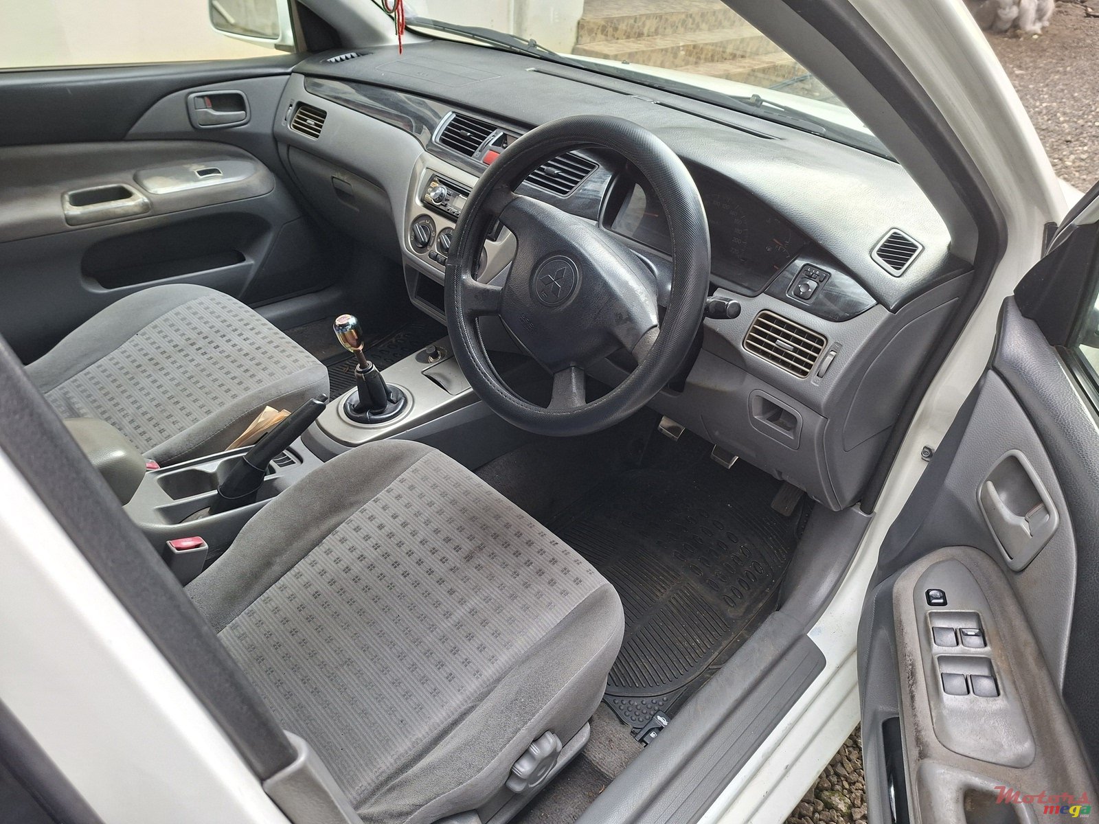 2004' Mitsubishi photo #5