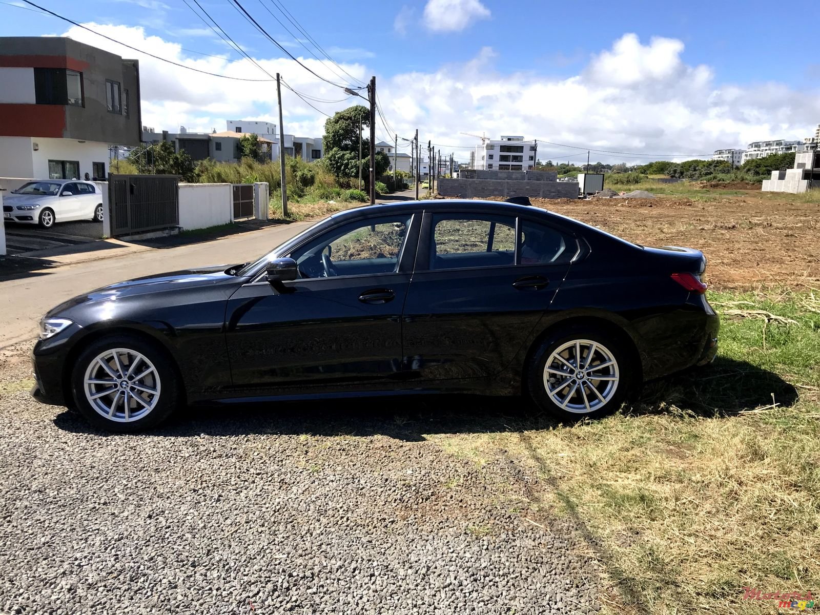 2019' BMW 3 Series 330i photo #2