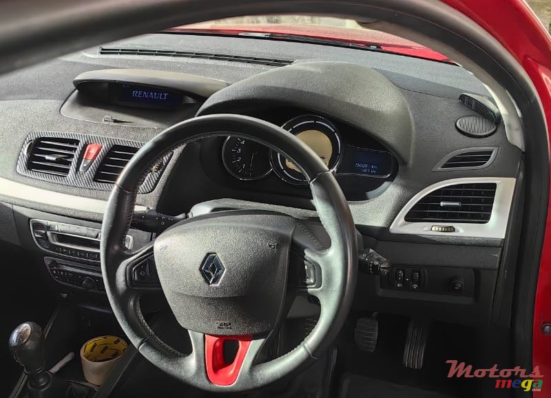2010' Renault Megane photo #7