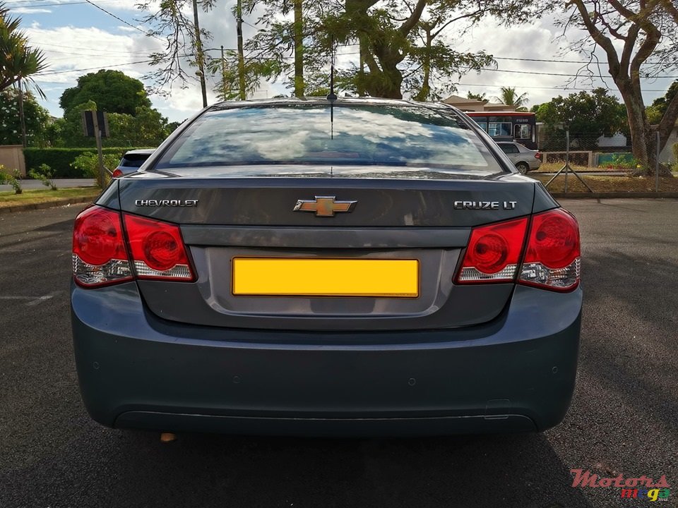 2009' Chevrolet Cruze LT photo #3