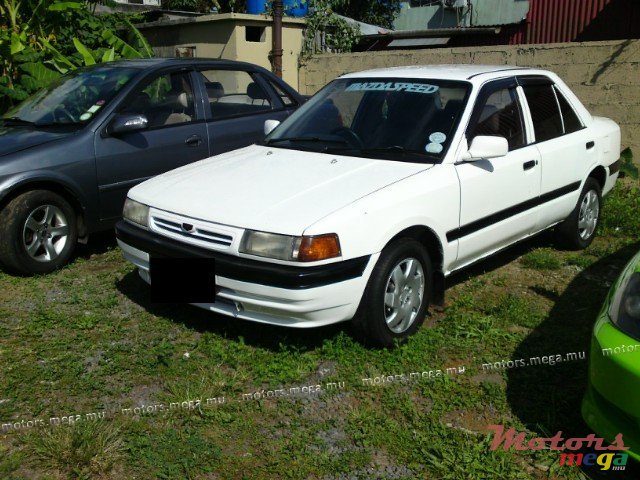 1992' Mazda 323 photo #1